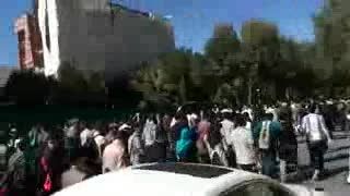 ▶ ‫حمله نیروی انتظامی به مردم معترض اصفهان ٣٠ مهر ١٣٩٣‬