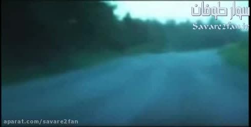 جن با ظاهری مخوف در حال دویدن در وسط جاده!