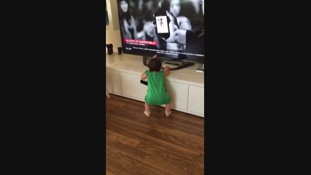 رقص زیبای کودک مقابل تلویزیون - پورتال امروز آنلاین