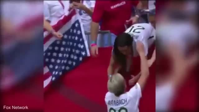 حرکت احساسی بازیکن زن آمریکا پس از قهرمانی در جام جهانی