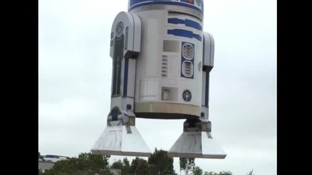 پرواز یک نمونه واقعی از ربات دوست داشتنی R2