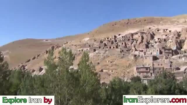 توریستها در روستای صخره ای کندوان آذربایجان Kandovan