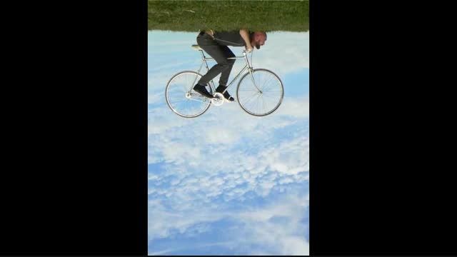 دوچرخه سواری تو آسمان آبی