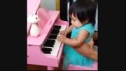 پیانو زدن ملینا دختر شادمهر عقیلی (: