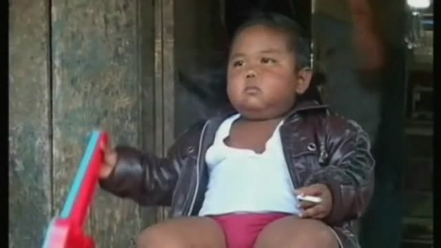 یک کودک اندونزیایی در روز 40سیگار میکشد !!!!! o_O