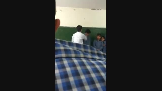 کتک زدن دانش اموز توسط معلم
