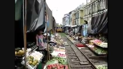 بازاری وسط راه آهن