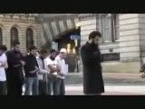نماز خواندن چند جوان عرب در خیابان یکی از کشورهای اروپایی
