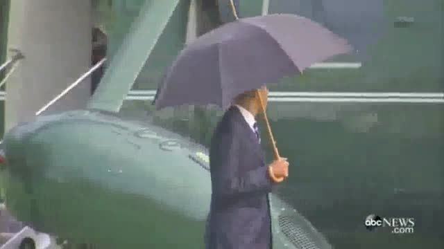 وقتی فقط رییس جمهور امریکا با خودش چتر دارد