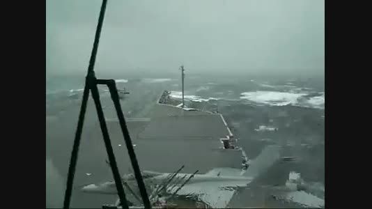 ناو هواپیمابر در برخورد با طوفان