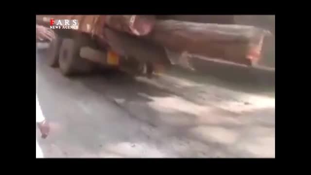 واژگونی کامیون بدلیل بارگیری بیش از حد مجاز!!!!!