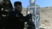 کیم جونگ اون در حال آموزش دادن تیراندازی به فرماندهان