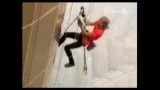 صعود مرد عنکبوتی فرانسوی از بلندترین برج فولادین جهان