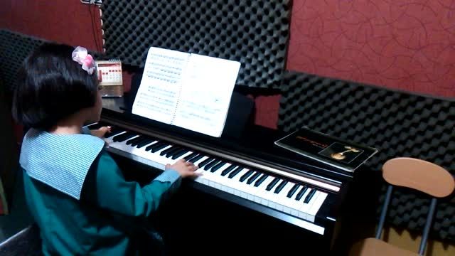 پیانو نوازی کمند میرزاخانی 6 ساله