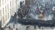 استفاده مخالفین دولت اکراین از لودر بر ضد پلیس