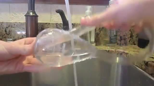 پرکردن یک بطری کلاین با آب