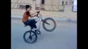 تک چرخ زدن با دوچرخه (پسر 11 ساله ایرانی)