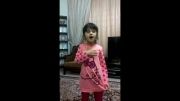 روژا مولانی در حال خواندن سرود ملی