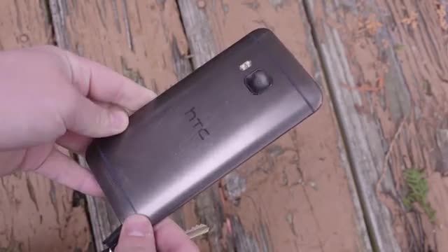 مقاومت HTC One M9 در برابر چکش