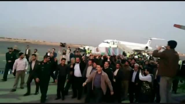 لحظه ی رسیدن پیکر شهید تقوی از تهران به اهواز- فرودگاه