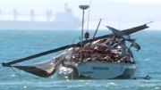 حمله نهنگ به قایق (تخریب کامل قایق)