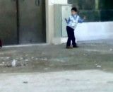 رقص بچه منتظر سرویس(جالب)