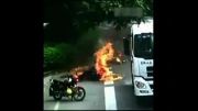 موتورسوار اسیر آتش