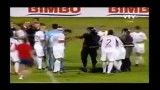 تعلیق فوتبال اروگوئه با مشت دروازه بان به صورت پلیس ضدشورش