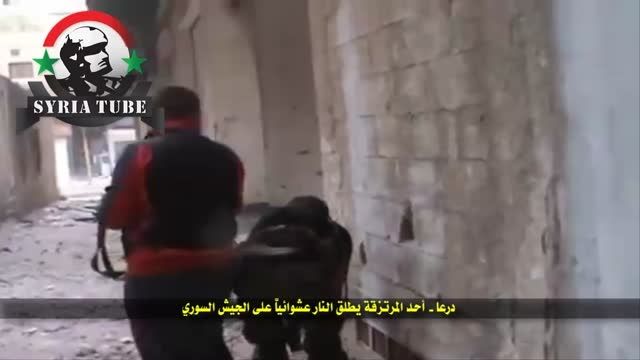 درعا - قطع کردن دست تروریست تکفیری توسط تک تیرانداز