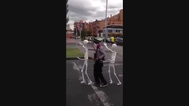 رقصیدن گروهی در خیابان