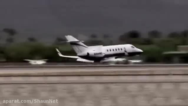 فرود هواپیمای جت بدون چرخ بر روی باند فرودگاه کالیفرنیا