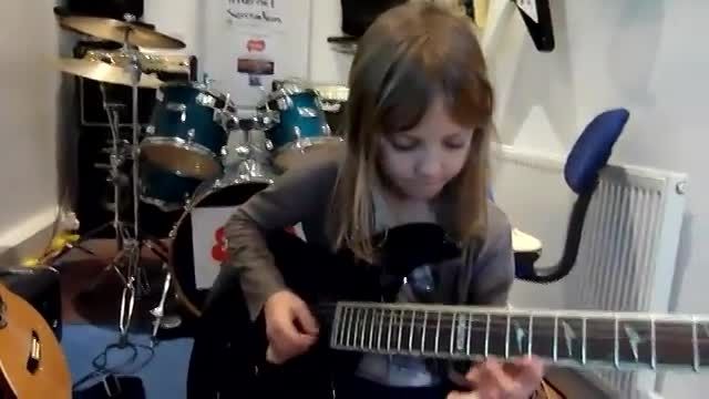 گیتار زدن دختر 6 ساله