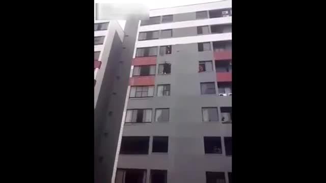 بیروی پریدن یک روح از پنجره آپارتمان هنگام خودکشی جوان