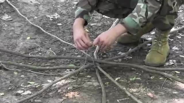 ساختن تله ماهیگیری با استفاده از ساقه های بلند گیاهان