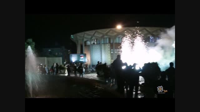 نور افشانی آسمان تهران در شب پیروزی انقلاب اسلامی