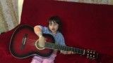 دختر کوچولوی خواننده(سلطان قلبها)با گیتار حتما ببینید از دستتون میره!