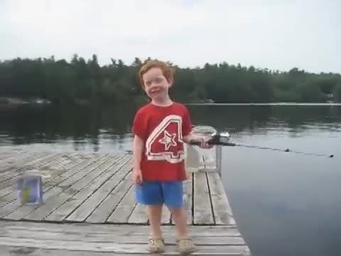 ماهیگیری پسر بچه
