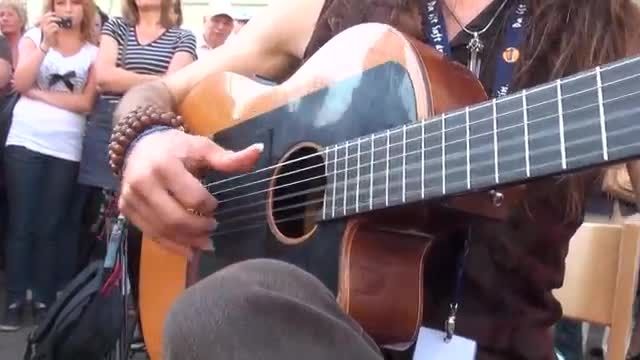 اجرای یک گیتاریست هنرمند در خیابان