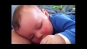 کودکی که در خواب با صدای بلند می خندد