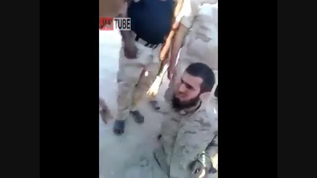 یکی از عناصر گروهک داعش در چنگال ارتش عراق