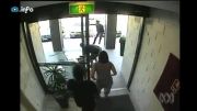 دزد نگون بخت هنگام فرار متوجه شیشه درب فروشگاه نشد!