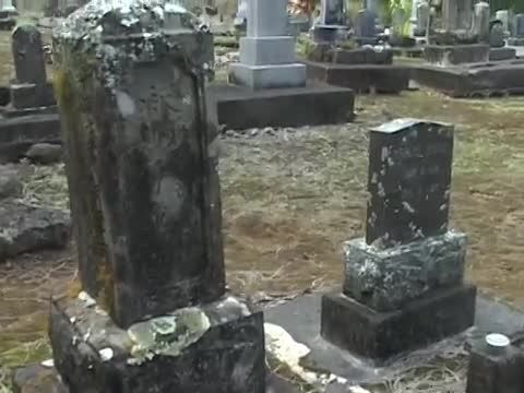 مشاهده موجودی عجیب و ترسناک در قبرستان -18