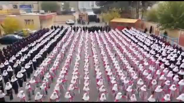 هم خوانی دسته جمعی اهنگ مرتضی پاشایی در مدرسه دخترانه