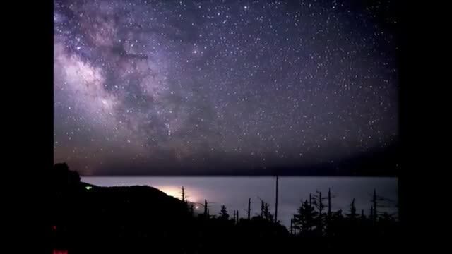 درخشش ستارگان راه شیری بر فراز کینگ رِنج کالیفرنیا