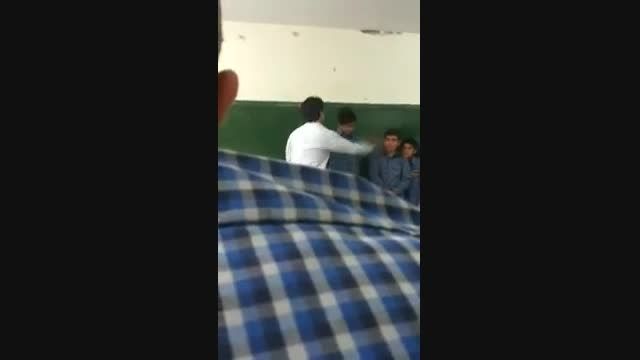 ضرب و شتم دانش آموز توسط معلم