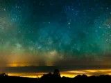 منظره کهکشان راه شیری از فراز کوهستان