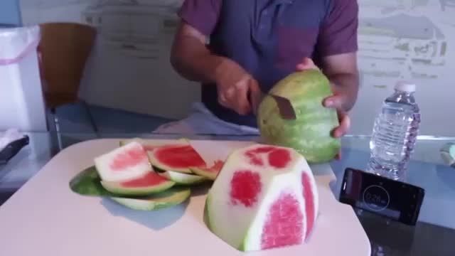 سریع ترین روش پوست کندن هندوانه!