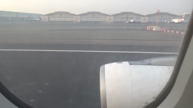 برخاستن هواپیمای امارات از فرودگاه دبی