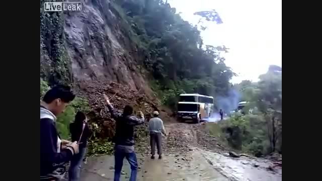 کلیپ سقوط اتوبوس در دره عمیق