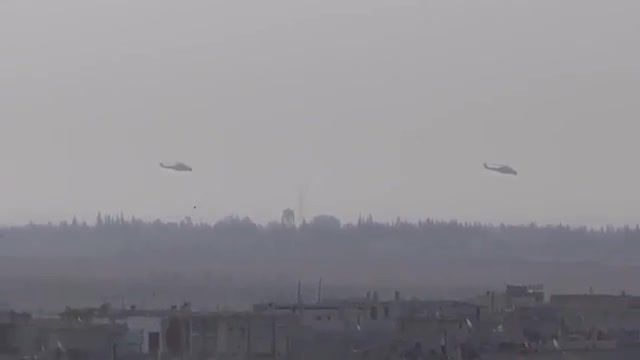 بمب پاشی هلیکوپترهای Mi-24 روسی روی علف های هرز سوریه